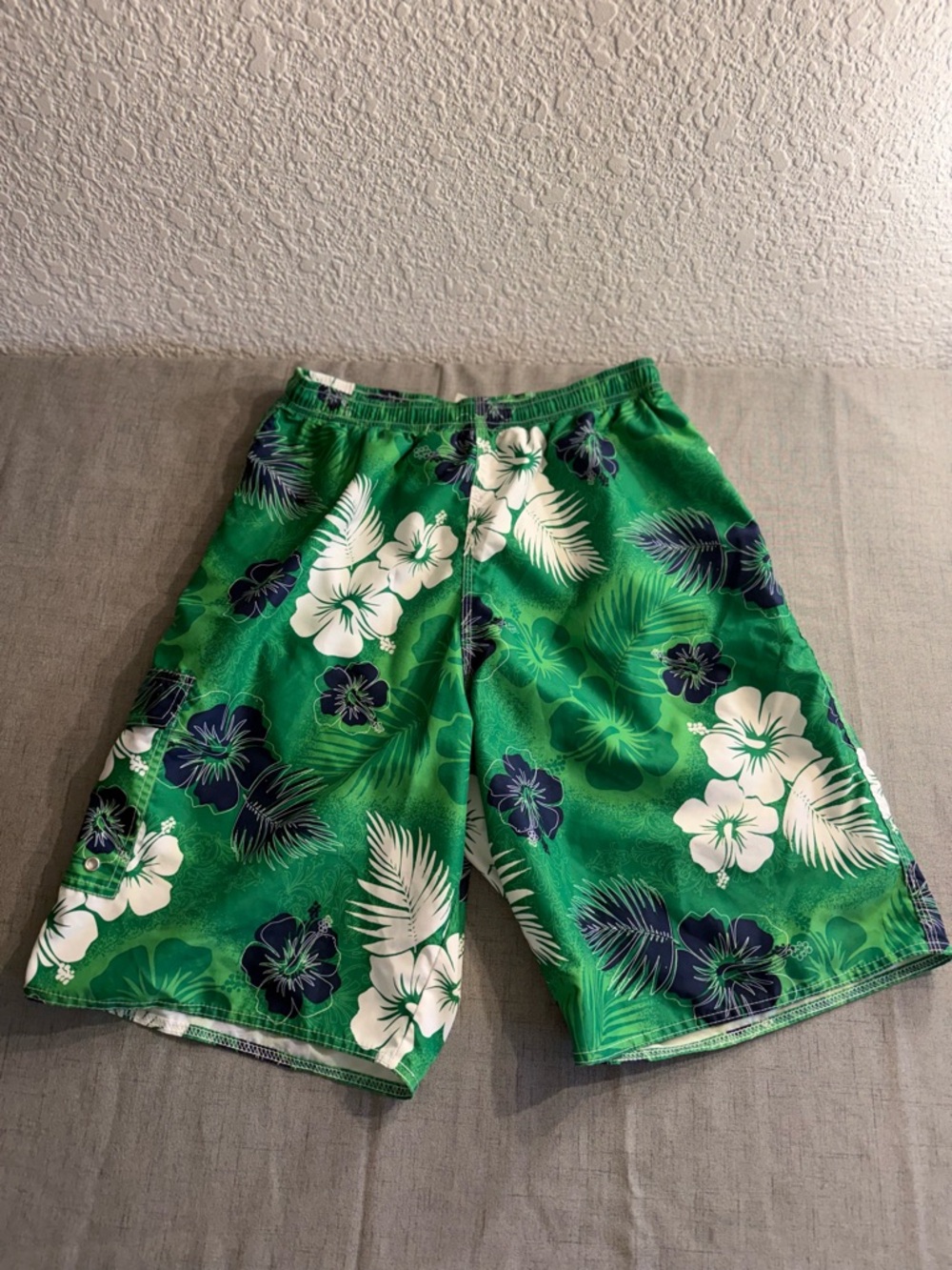 Men’s  Vtg. Via Capri Tropical Hibiscus Print Board Shorts - Size Small/Medium